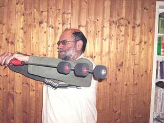 Stab waagrecht vor dem Oberkörper schwingen